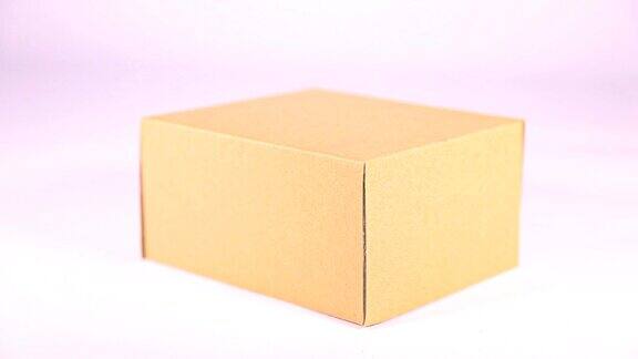 高清多莉:棕色纸盒上的白色背景