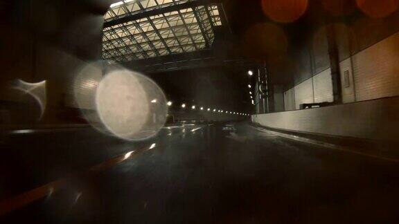 开车穿过隧道后视图雨天