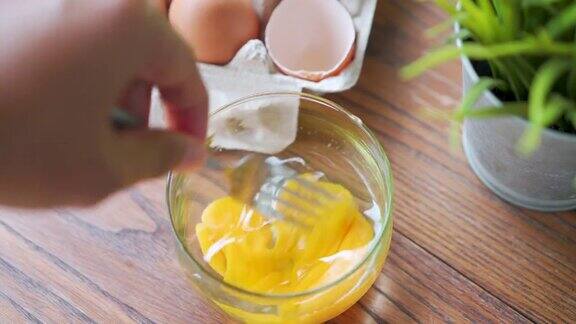 用打蛋液手工制作煎蛋卷
