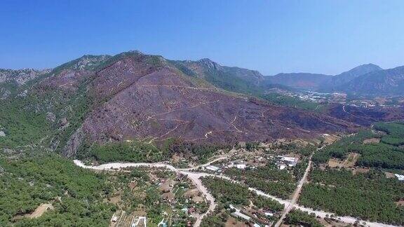 大火后被烧毁的山林用无人机摄像头拍摄的4K空中视频