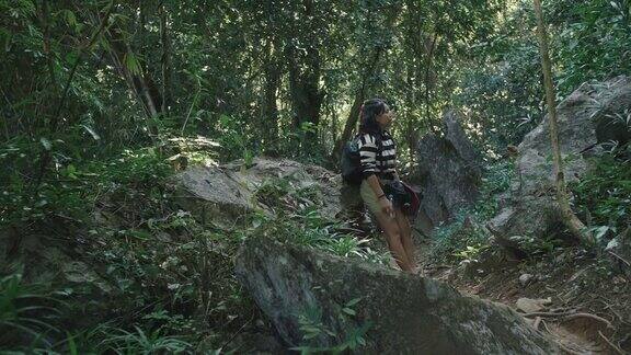 年轻女子在森林里探险