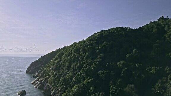 飞越东南亚的丛林热带岛屿的岩石海岸