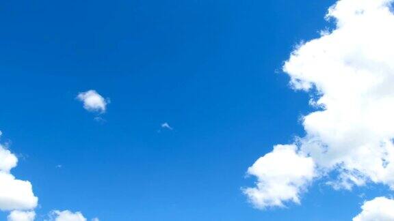 云在蓝天中移动间隔拍摄