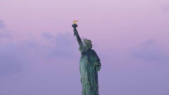 自由女神像日出时的低角度鸟瞰图