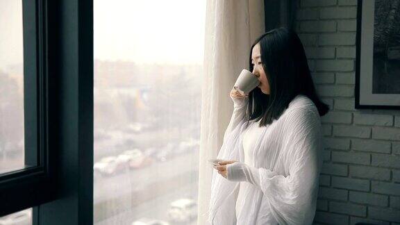喝咖啡看窗外的女人