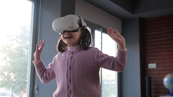 孩子们戴着虚拟现实头盔玩得很开心