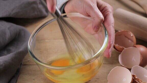 把生鸡蛋和糖混合在玻璃碗里煮