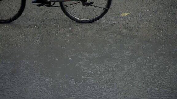 雨路上的自行车车轮慢动作