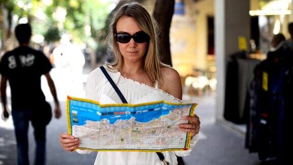 拿着地图的女人在街上