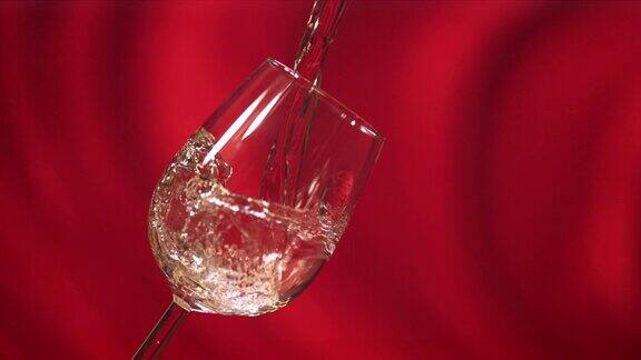 将白葡萄酒倒入玻璃杯中