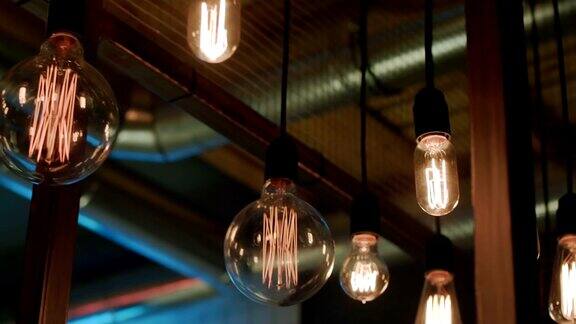 天花板上悬挂的装饰灯泡