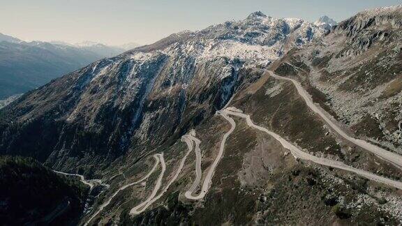 瑞士阿尔卑斯山脉格里姆塞尔山口蜿蜒道路的鸟瞰图