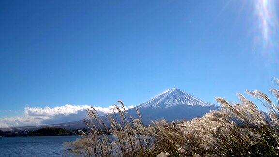 从日本川口町湖眺望富士山