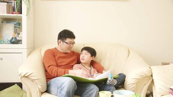 中国父亲帮助儿子学习!