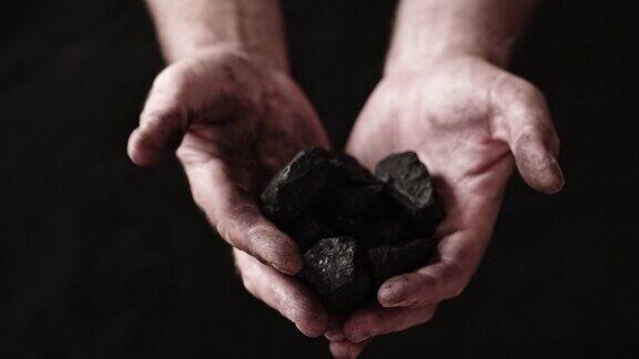 一名矿工展示他手中的煤块
