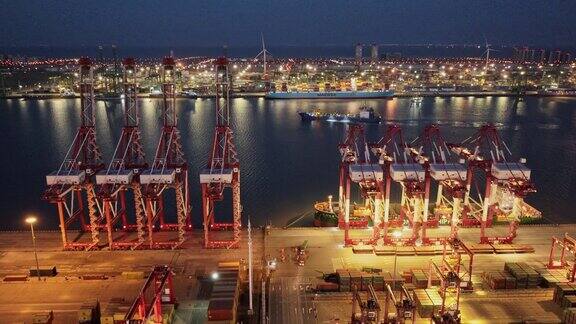中国天津港自动化集装箱码头的航拍视频