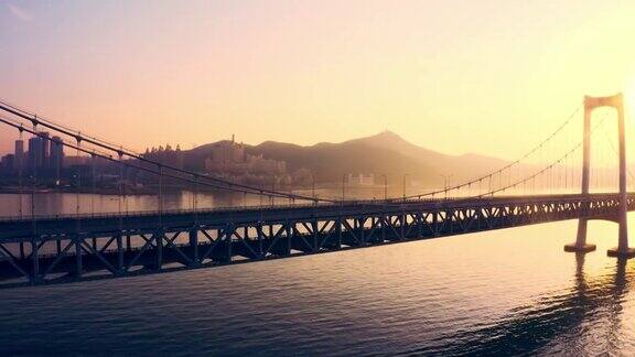 大桥在日出的海面上