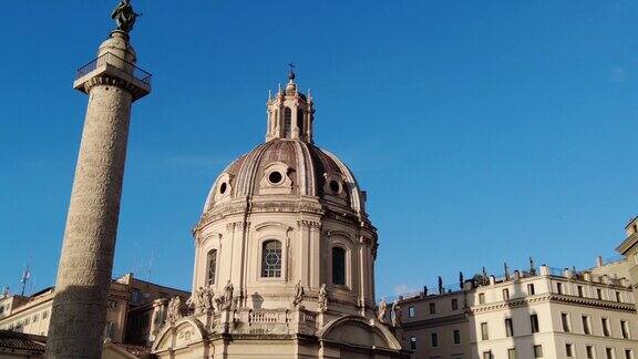 在广场上的图拉真圆柱与罗马圣母玛利亚教堂美丽的正面