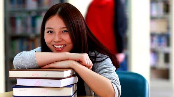 漂亮的亚洲女大学生在图书馆