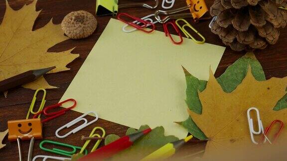 黄色的纸与黄色的枫叶和办公用品