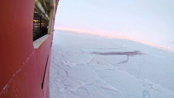 破冰船穿过冰原费多洛夫院士船