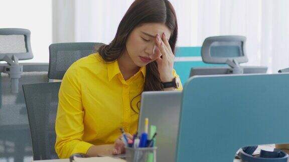 商务亚洲女性有偏头痛所以头痛和压力对她的工作有麻烦和问题办公室综合症概念