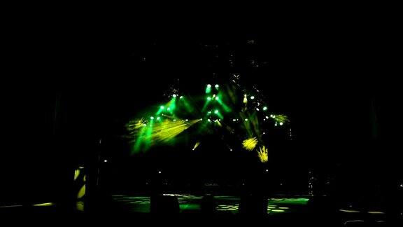 黄色和绿色的舞台灯光现场舞台灯光与聚光灯和烟雾
