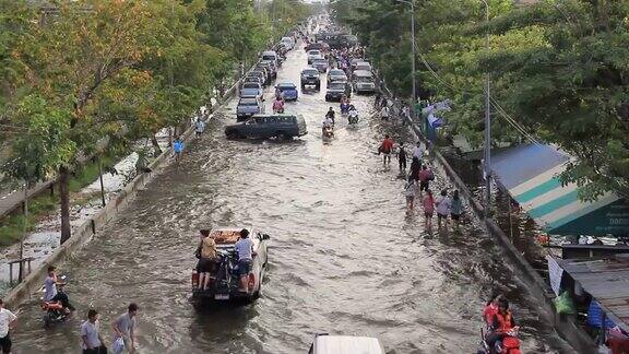 洪水造成交通堵塞