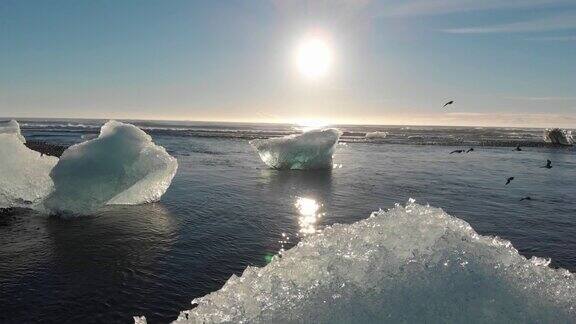 冰岛jokulsarlon泻湖附近钻石海滩的日出