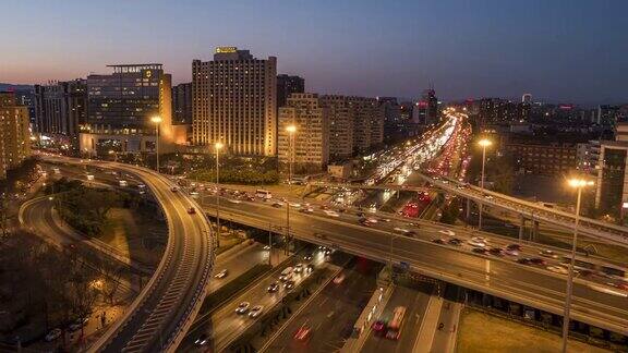 鸟瞰图繁忙的立交桥白天到夜晚过渡北京中国