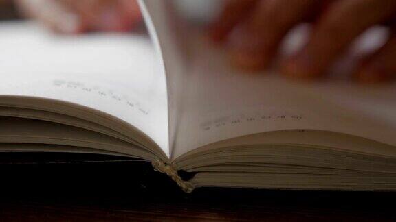 一个男人翻开日记的空白页
