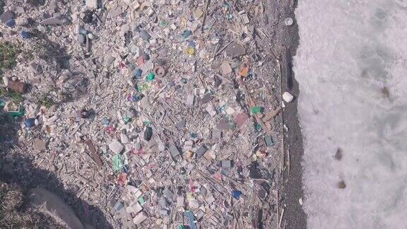 海滩被塑料海洋垃圾覆盖导致气候变化和环境问题自上而下的无人机视图
