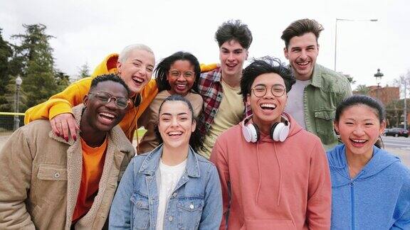 一群快乐的多民族青少年朋友在大学大楼微笑和大笑许多学生站在大学校园里