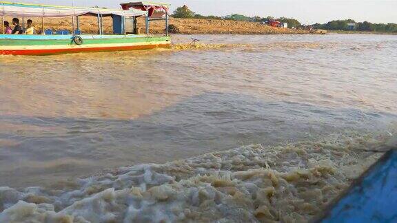 柬埔寨暹粒洞里萨湖上的船只