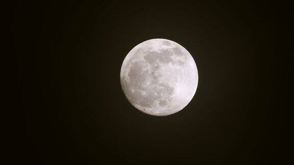 阴云密布之夜的满月云朵掠过月亮实时拍摄