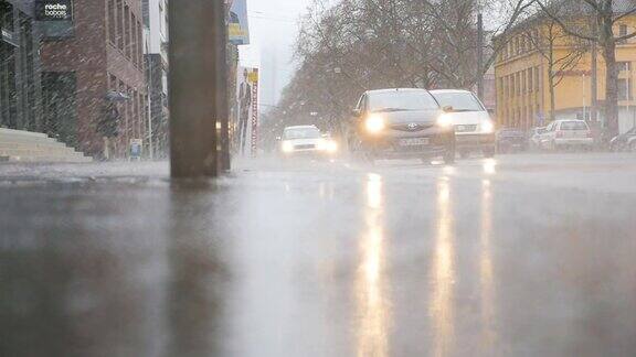 慢镜头中汽车溅起雨水