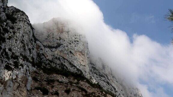 云在直布罗陀岩上形成