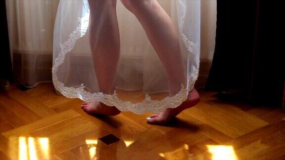 穿着睡衣跳舞的美丽新娘的腿