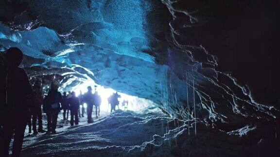游客参观冰岛冰洞