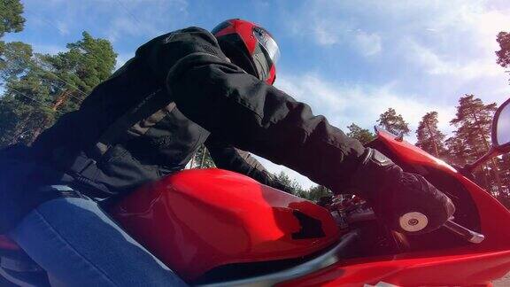 一个戴着头盔的人骑着一辆红色的摩托车