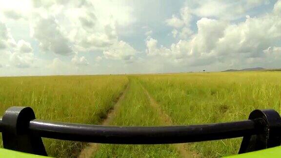 吉普车穿过肯尼亚马赛马拉国家公园