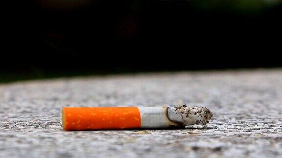 在石头地板上吸烟(香烟日概念世界)