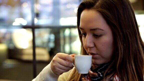 在咖啡馆喝土耳其咖啡的女人