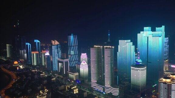 夜间照明展示青岛市区著名的4k中国航拍全景