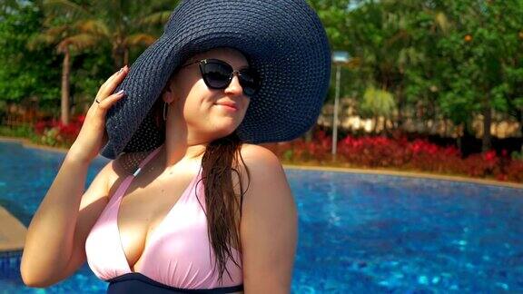 水池边有个戴着蓝帽子的漂亮女孩夏天的太阳