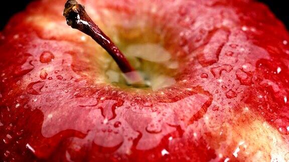 红色的成熟的苹果水特写