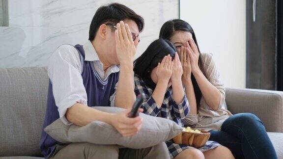 幸福的亚洲家庭生活方式喜欢在家看恐怖电影