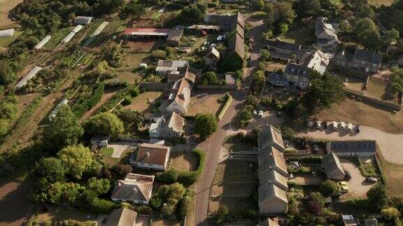 英国多塞特繁荣乡村房屋和花园的空中俯瞰