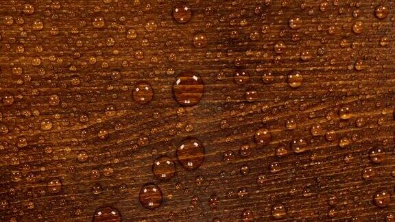 在美丽的木质表面上旋转一滴水