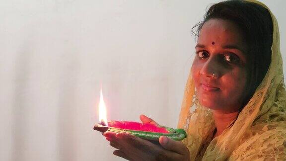 手持Diya油灯的妇女节日背景印度